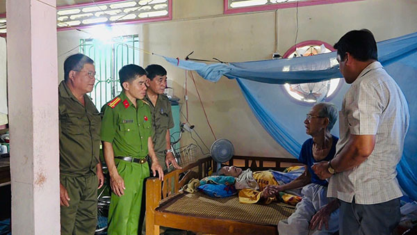 Đoàn công tác Phòng Cảnh sát giao thông, Công an tỉnh Đồng Tháp thăm, tặng quà các nạn nhân bị tai nạn giao thông có hoàn cảnh khó khăn xã Vĩnh Bình