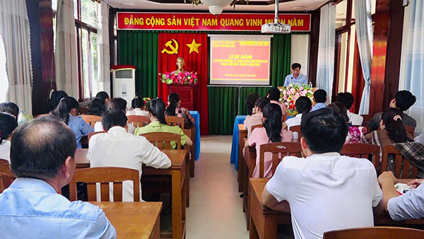 Trung tâm Chính trị xã Vĩnh Bình tổ chức Lễ tổng kết và bế giảng Lớp bồi dưỡng lý luận chính trị dành cho đảng viên mới, khóa I, năm 2025