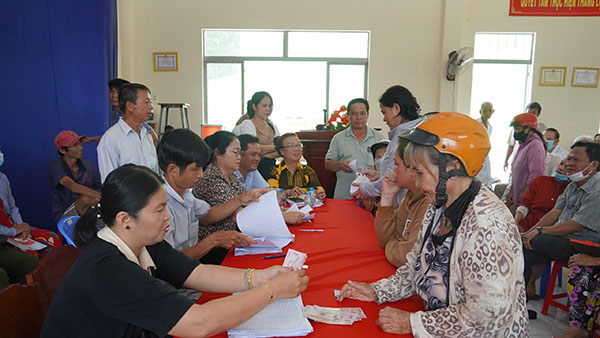 Xã Vĩnh Bình thực hiện tặng quà cho người dân nhân dịp kỷ niệm 80 năm Cách mạng Tháng Tám và Quốc khánh 2/9