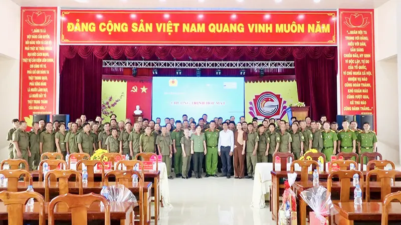 Công an xã Vĩnh Bình tổ chức Lễ họp mặt và tặng quà cho lực lượng tham gia bảo vệ an ninh trật tự ở cơ sở năm 2026
