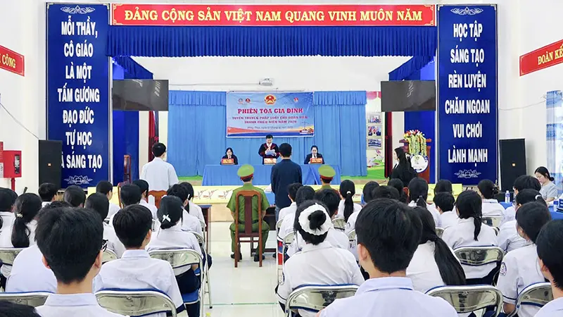 Phiên toà giả định tuyên truyền, giáo dục pháp luật về an toàn giao thông đường bộ tại trường THCS Nguyễn Văn Thiều