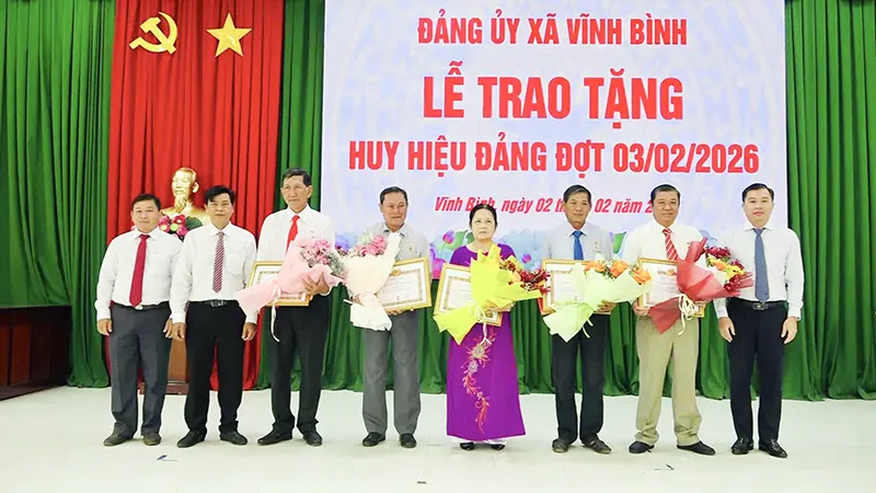 Đảng ủy xã Vĩnh Bình trao tặng, truy tặng Huy hiệu Đảng đợt 03-02