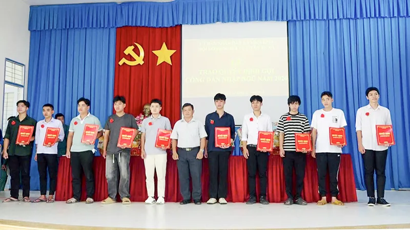 Đ/c Nguyễn Trung Tín - Phó Bí thư, Chủ tịch UBND xã trao quyết định gọi công dân nhập ngũ cho thanh niên.