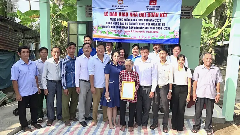 Lễ trao tặng Nhà Đại đoàn kết cho gia đình bà Nguyễn Thị Bảy, ấp Bình Tây, xã Vĩnh Bình.