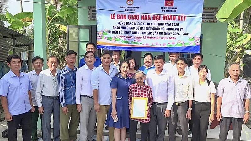 Bàn giao nhà đại đoàn kết cho hộ có hoàn cảnh khó khăn tại ấp Bình Tây.